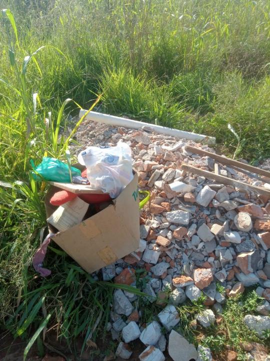 Foto 4 de 4 — Incômodo: rua sem asfalto e acúmulo de lixo incomodam moradores do Jardim Imperador II